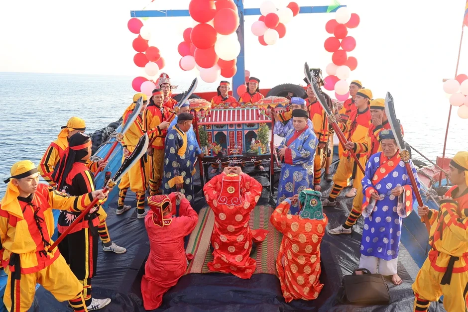 Hình chữ S giữa biển khơi: Điểm nhấn ấn tượng của lễ hội cầu ngư Đắk Lắk Hình chữ S giữa biển khơi: Điểm nhấn ấn tượng của lễ hội cầu ngư Đắk Lắk