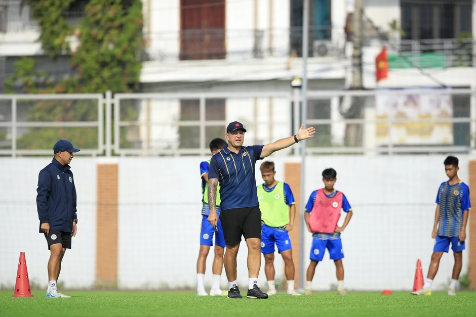 HLV ĐT U17 Việt Nam: "Tầm vóc của Cristiano Ronaldo vượt qua mọi rào cản tuổi tác" HLV ĐT U17 Việt Nam: "Tầm vóc của Cristiano Ronaldo vượt qua mọi rào cản tuổi tác"