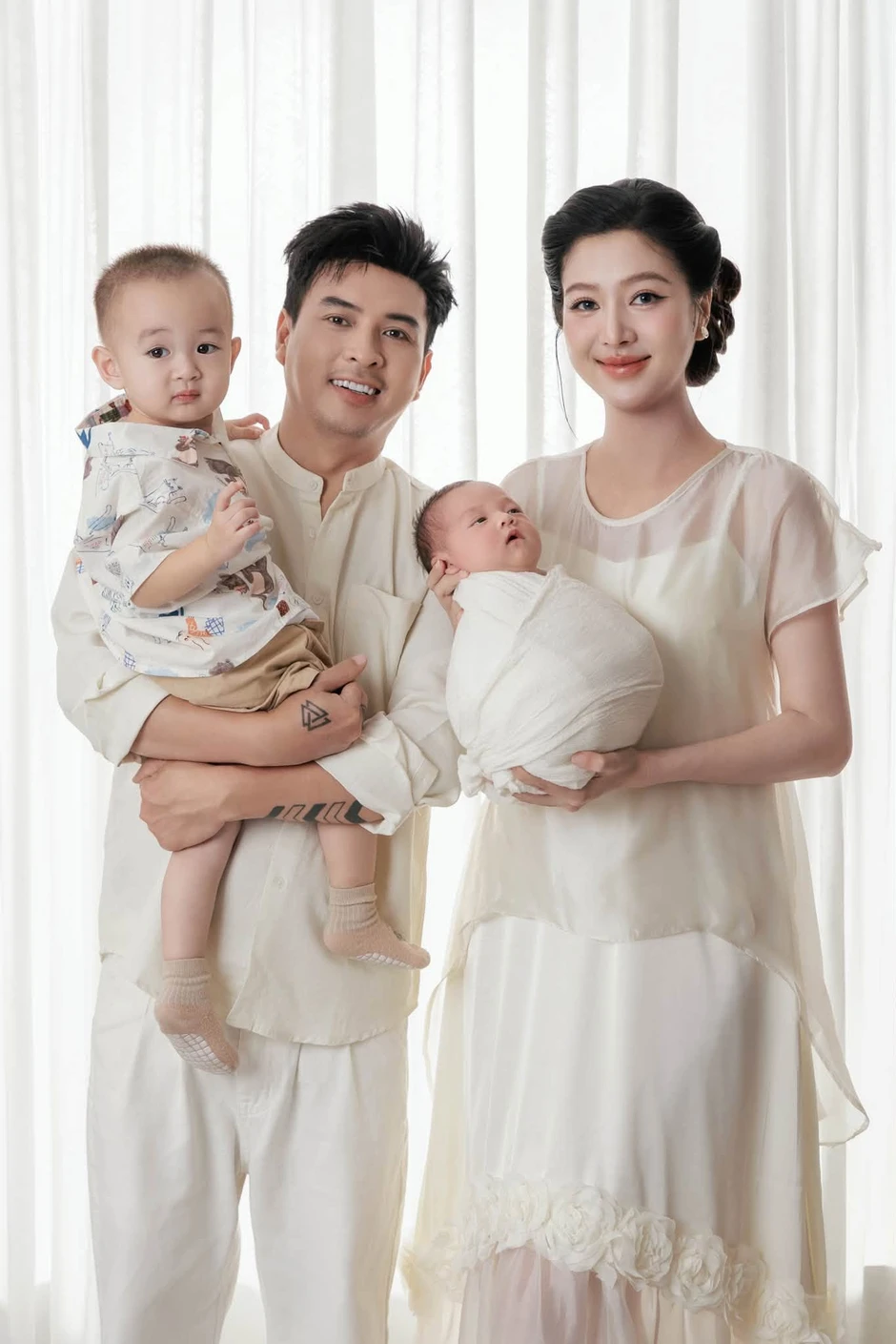 Hồ Quang Hiếu khoe tổ ấm nhỏ 4 người, nhan sắc bà xã 3 tuần sau sinh gây sốt mạng Hồ Quang Hiếu khoe tổ ấm nhỏ 4 người, nhan sắc bà xã 3 tuần sau sinh gây sốt mạng