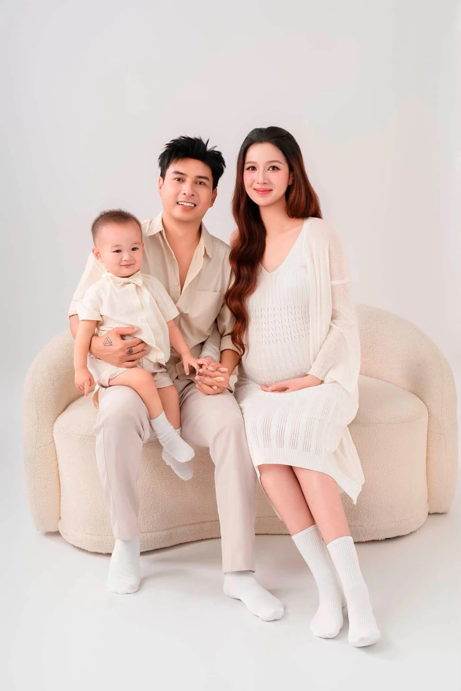 Hồ Quang Hiếu khoe tổ ấm nhỏ 4 người, nhan sắc bà xã 3 tuần sau sinh gây sốt mạng Hồ Quang Hiếu khoe tổ ấm nhỏ 4 người, nhan sắc bà xã 3 tuần sau sinh gây sốt mạng