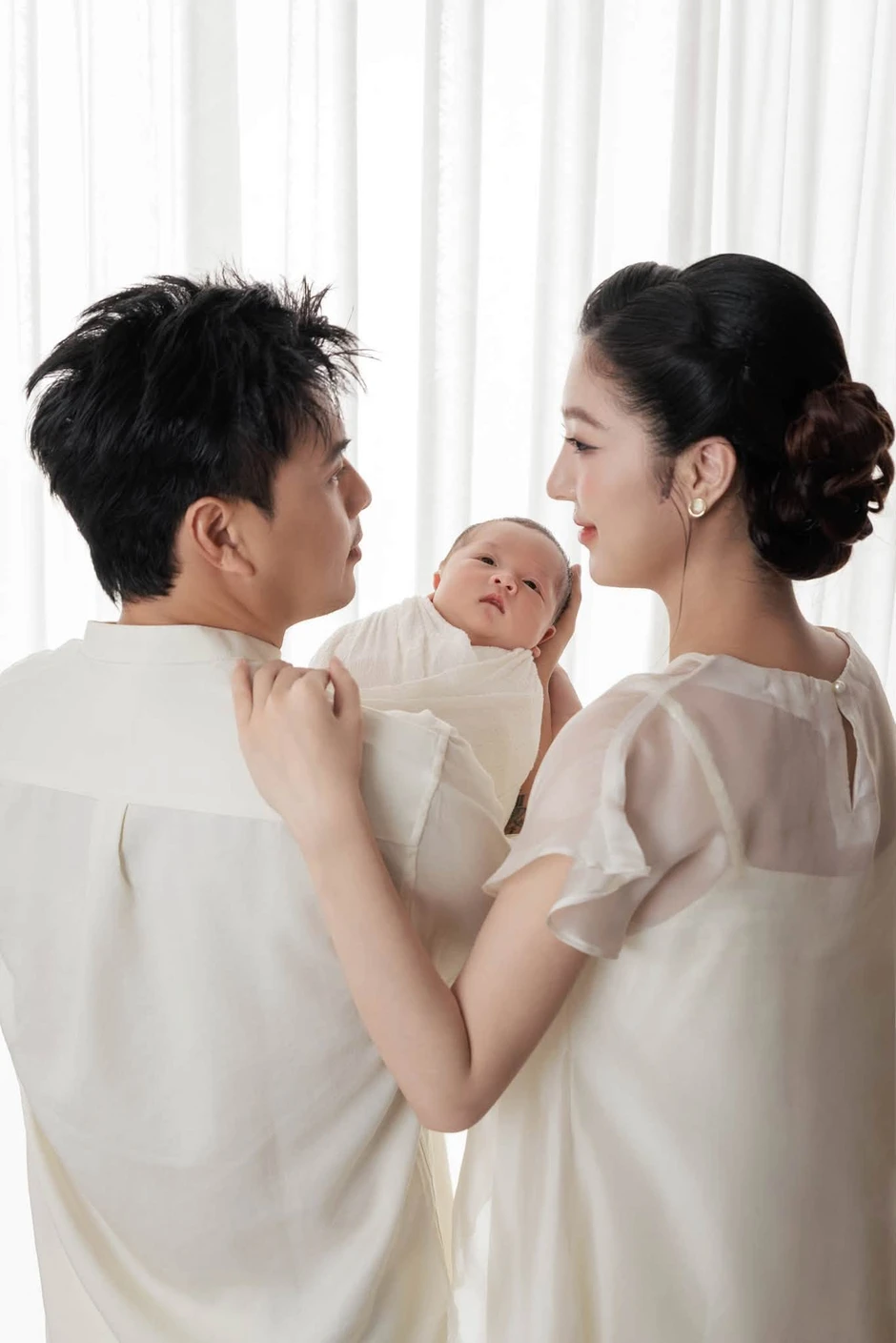 Hồ Quang Hiếu khoe tổ ấm nhỏ 4 người, nhan sắc bà xã 3 tuần sau sinh gây sốt mạng Hồ Quang Hiếu khoe tổ ấm nhỏ 4 người, nhan sắc bà xã 3 tuần sau sinh gây sốt mạng