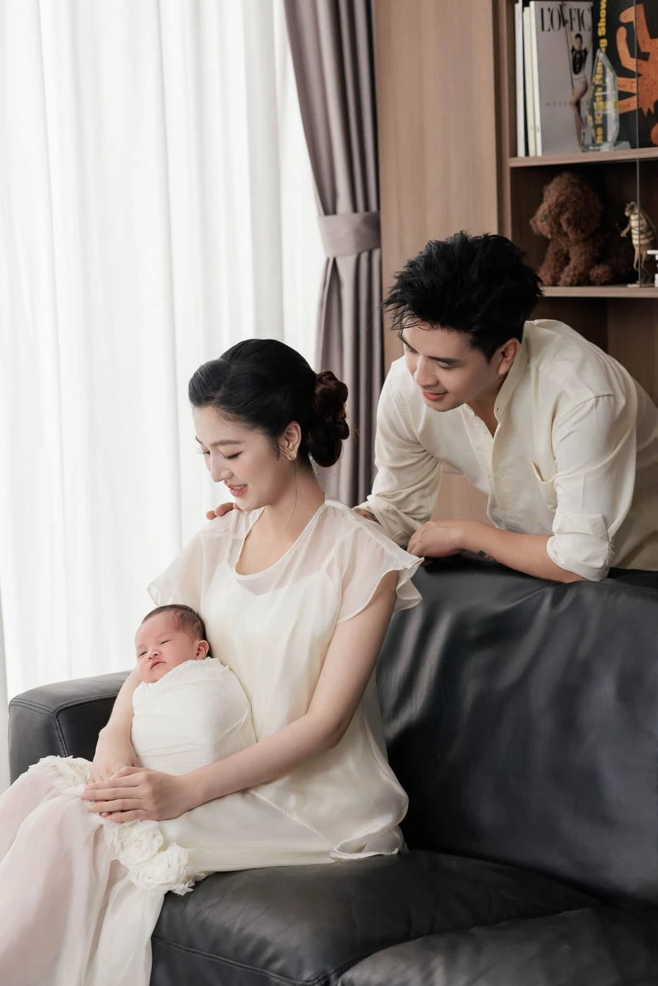 Hồ Quang Hiếu khoe tổ ấm nhỏ 4 người, nhan sắc bà xã 3 tuần sau sinh gây sốt mạng Hồ Quang Hiếu khoe tổ ấm nhỏ 4 người, nhan sắc bà xã 3 tuần sau sinh gây sốt mạng