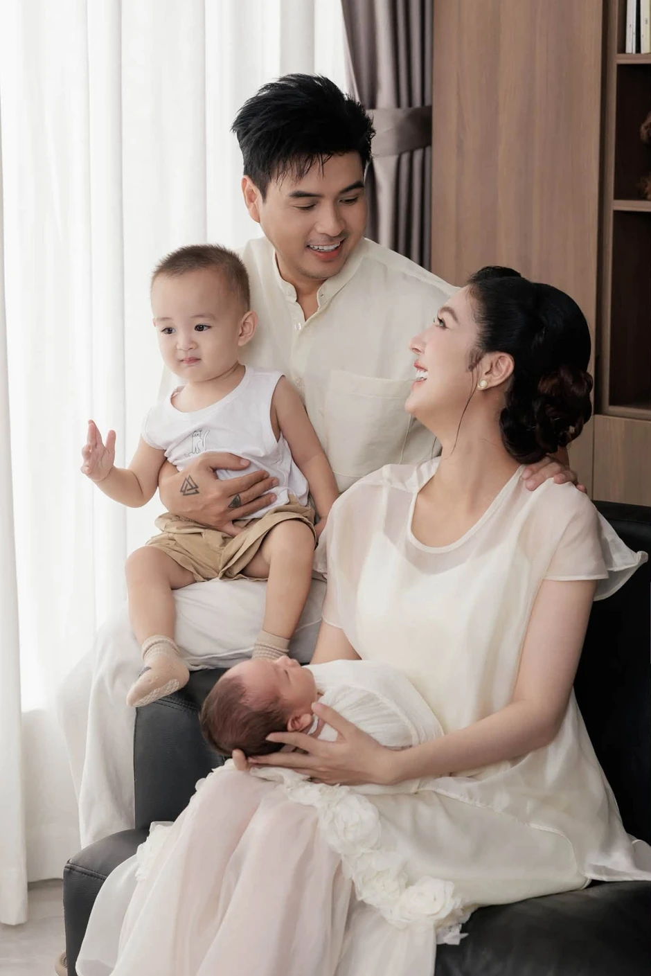 Hồ Quang Hiếu khoe tổ ấm nhỏ 4 người, nhan sắc bà xã 3 tuần sau sinh gây sốt mạng Hồ Quang Hiếu khoe tổ ấm nhỏ 4 người, nhan sắc bà xã 3 tuần sau sinh gây sốt mạng