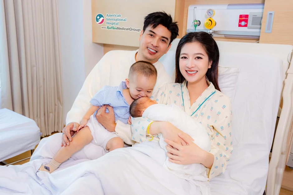 Hồ Quang Hiếu khoe tổ ấm nhỏ 4 người, nhan sắc bà xã 3 tuần sau sinh gây sốt mạng Hồ Quang Hiếu khoe tổ ấm nhỏ 4 người, nhan sắc bà xã 3 tuần sau sinh gây sốt mạng