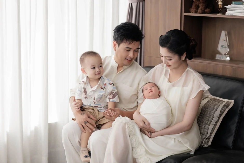 Hồ Quang Hiếu khoe tổ ấm nhỏ 4 người, nhan sắc bà xã 3 tuần sau sinh gây sốt mạng Hồ Quang Hiếu khoe tổ ấm nhỏ 4 người, nhan sắc bà xã 3 tuần sau sinh gây sốt mạng