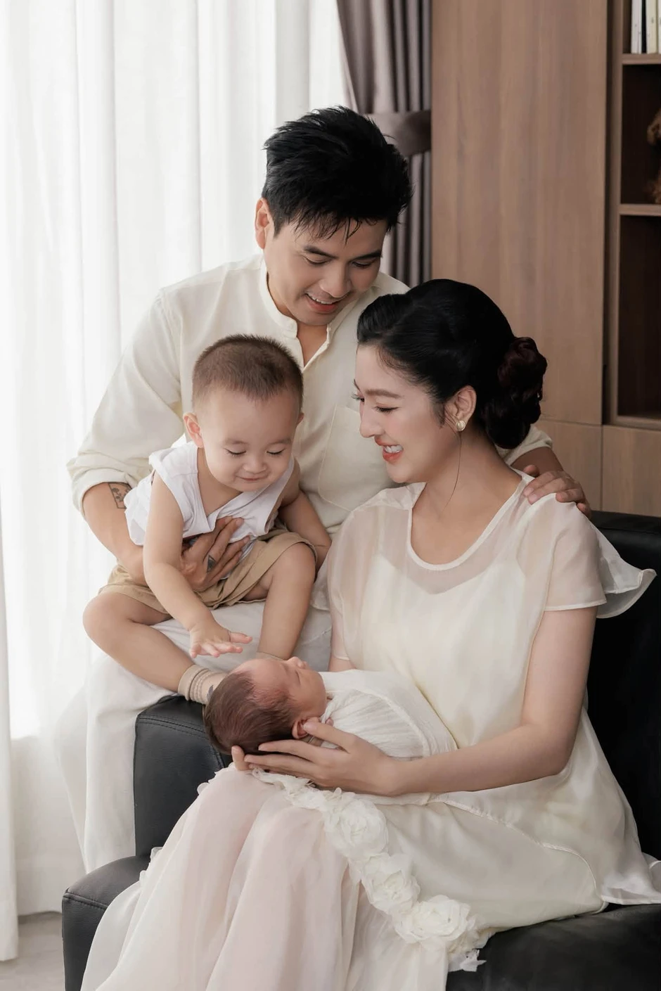 Hồ Quang Hiếu khoe tổ ấm nhỏ 4 người, nhan sắc bà xã 3 tuần sau sinh gây sốt mạng Hồ Quang Hiếu khoe tổ ấm nhỏ 4 người, nhan sắc bà xã 3 tuần sau sinh gây sốt mạng