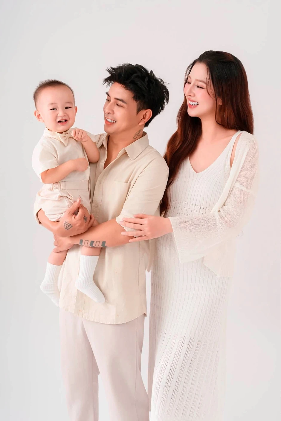 Hồ Quang Hiếu khoe tổ ấm nhỏ 4 người, nhan sắc bà xã 3 tuần sau sinh gây sốt mạng Hồ Quang Hiếu khoe tổ ấm nhỏ 4 người, nhan sắc bà xã 3 tuần sau sinh gây sốt mạng
