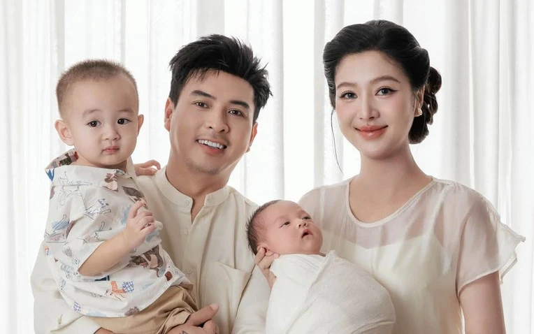 Hồ Quang Hiếu khoe tổ ấm nhỏ 4 người, nhan sắc bà xã 3 tuần sau sinh gây sốt mạng Hồ Quang Hiếu khoe tổ ấm nhỏ 4 người, nhan sắc bà xã 3 tuần sau sinh gây sốt mạng