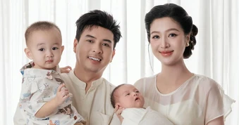 Hồ Quang Hiếu khoe tổ ấm nhỏ 4 người, nhan sắc bà xã 3 tuần sau sinh gây sốt mạng
