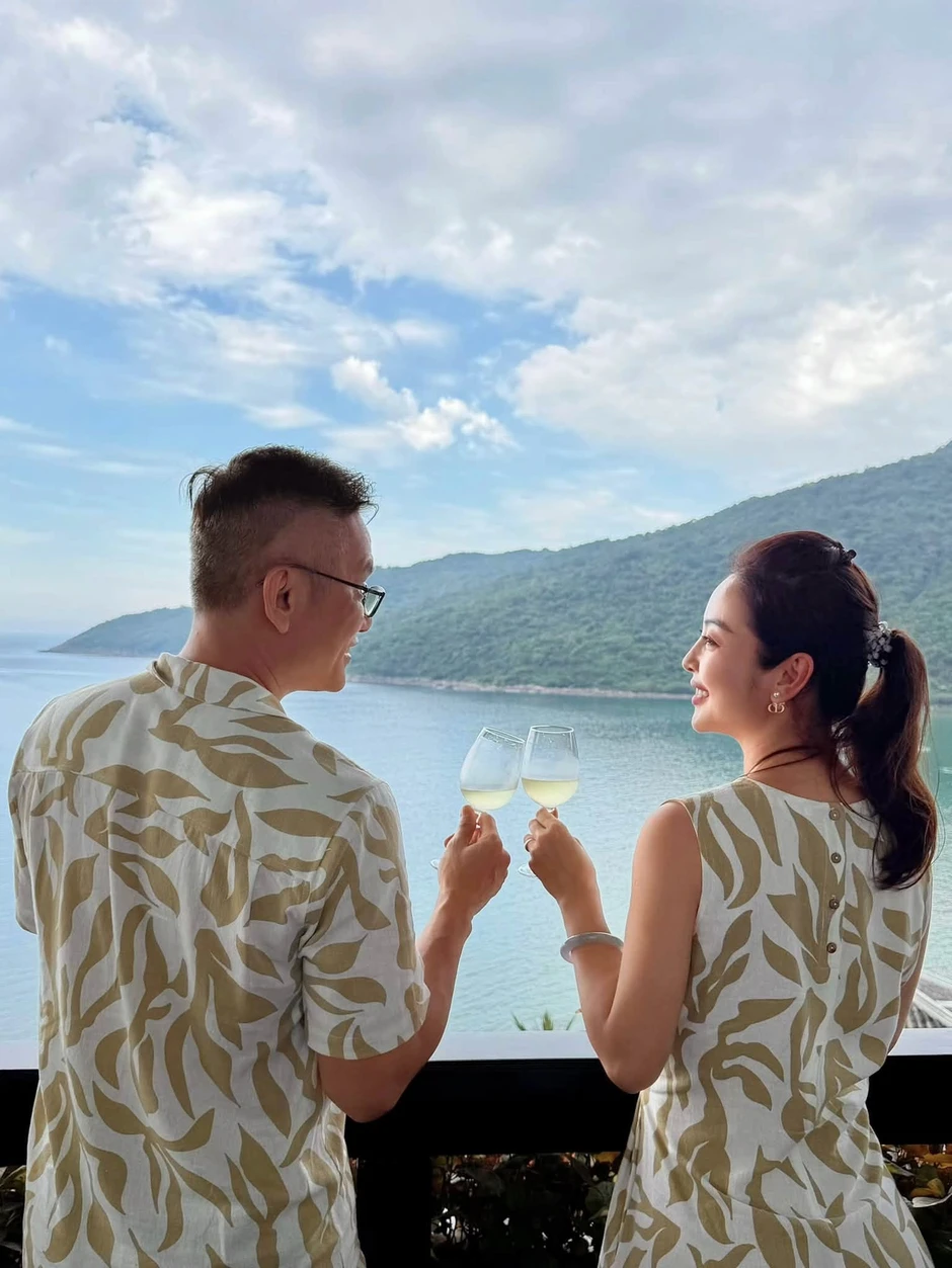 Hoa hậu đẹp bậc nhất Việt Nam tình tứ bên chồng đại gia: "Tụi mình vẫn còn chơi với nhau" Hoa hậu đẹp bậc nhất Việt Nam tình tứ bên chồng đại gia: "Tụi mình vẫn còn chơi với nhau"