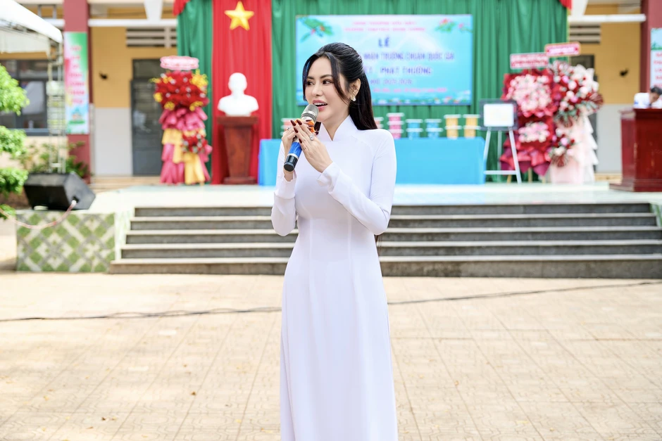 Hoa hậu Di Khả Hân xúc động về thăm trường cũ Hoa hậu Di Khả Hân xúc động về thăm trường cũ
