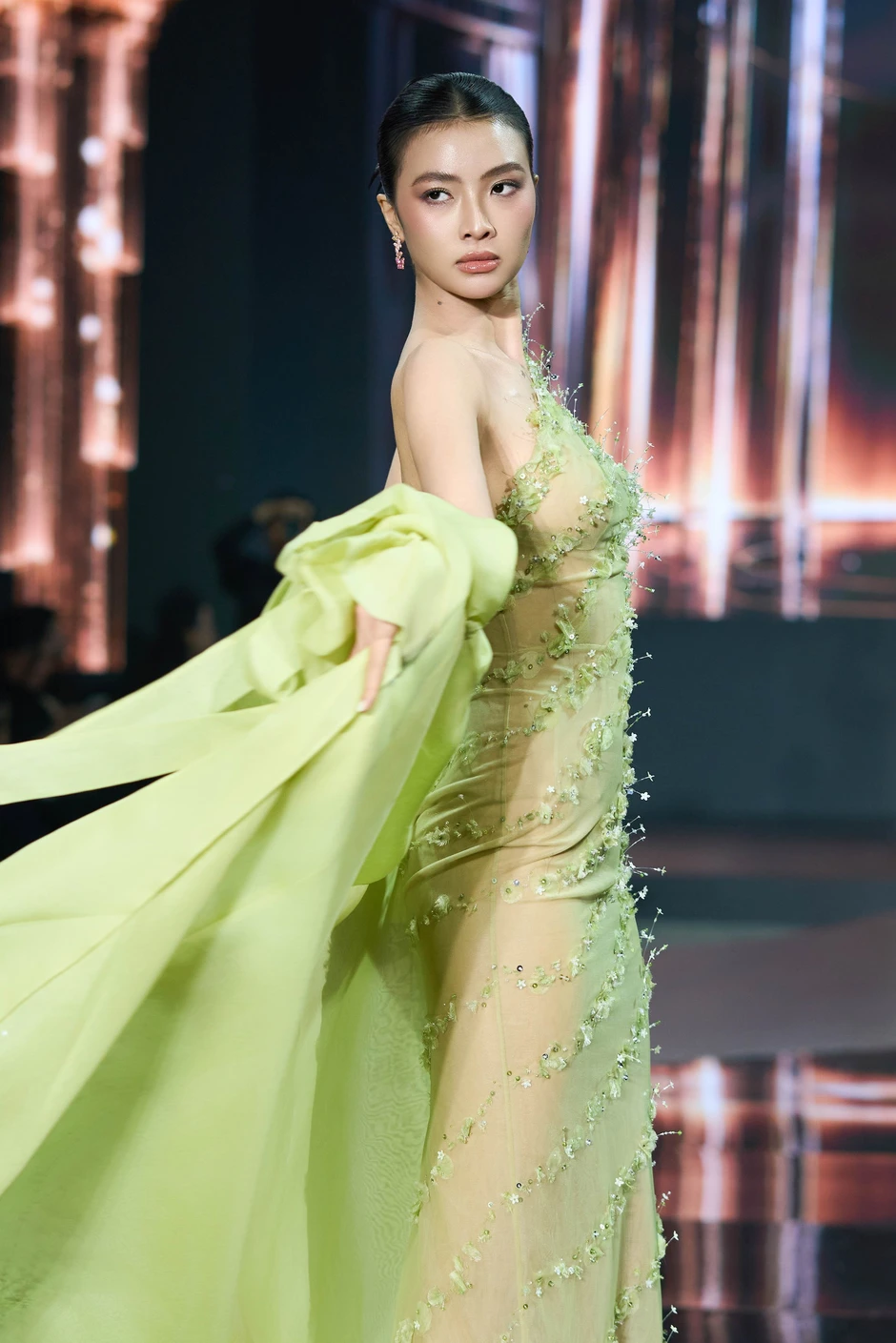 Hoa hậu Lê Hoàng Phương, siêu mẫu Lan Khuê khép lại “cơn mưa” Cố đô của Nguyễn Phúc Tuấn Hoa hậu Lê Hoàng Phương, siêu mẫu Lan Khuê khép lại “cơn mưa” Cố đô của Nguyễn Phúc Tuấn