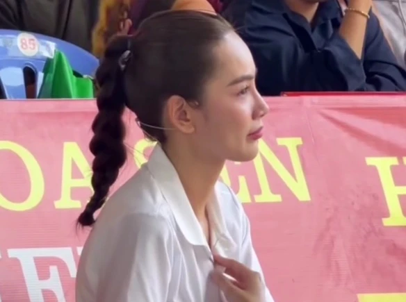 Hoa hậu ngồi sụp xuống bật khóc: "Tôi đau đớn xé lòng" Hoa hậu ngồi sụp xuống bật khóc: "Tôi đau đớn xé lòng"