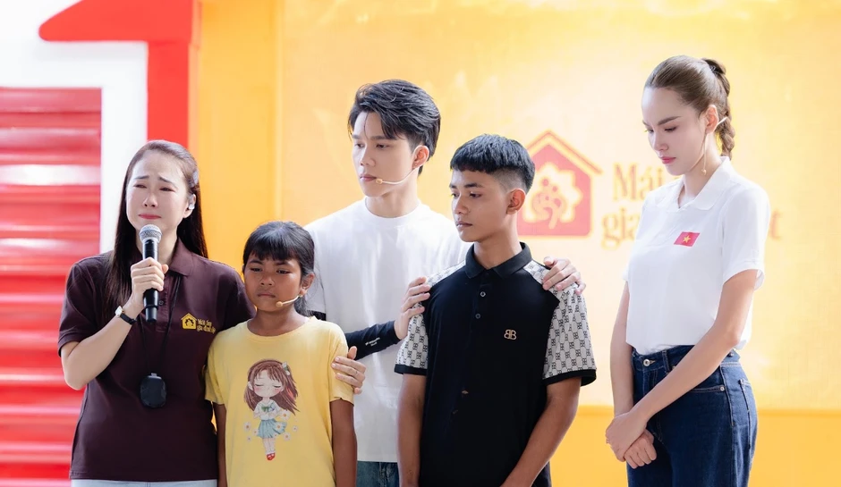 Hoa hậu ngồi sụp xuống bật khóc: "Tôi đau đớn xé lòng" Hoa hậu ngồi sụp xuống bật khóc: "Tôi đau đớn xé lòng"
