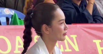 Hoa hậu ngồi sụp xuống bật khóc: "Tôi đau đớn xé lòng"