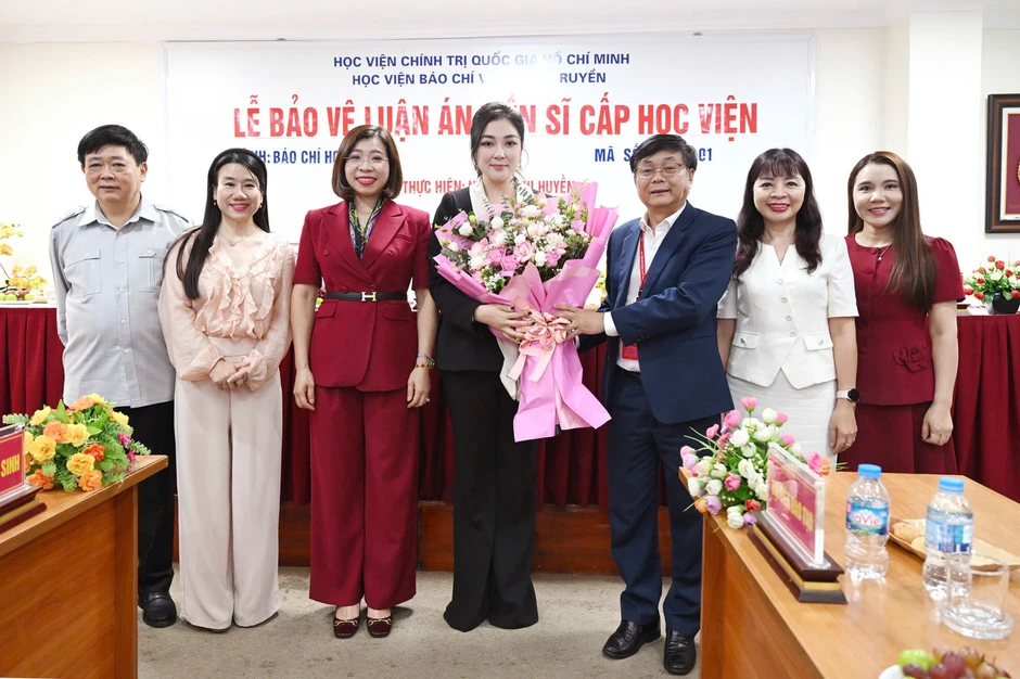 Hoa hậu Nguyễn Thị Huyền trở thành tiến sĩ Hoa hậu Nguyễn Thị Huyền trở thành tiến sĩ