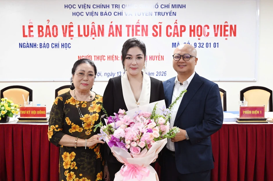 Hoa hậu Nguyễn Thị Huyền trở thành tiến sĩ Hoa hậu Nguyễn Thị Huyền trở thành tiến sĩ