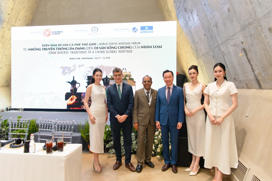Hoa hậu Phương Linh, Á hậu Mỹ Anh rạng rỡ dự diễn đàn di sản cà phê Hoa hậu Phương Linh, Á hậu Mỹ Anh rạng rỡ dự diễn đàn di sản cà phê
