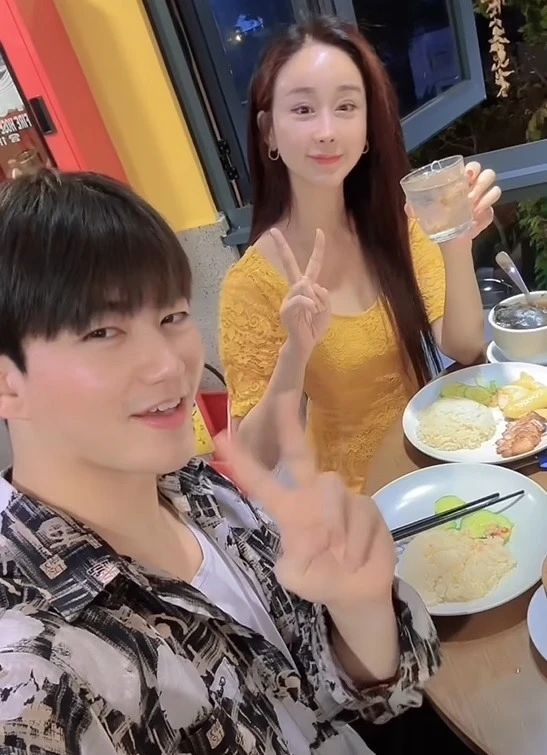 Hoa hậu showbiz bị tai nạn ô tô lâm cảnh khổ sở, không cho con gái đến thăm vì lý do này Hoa hậu showbiz bị tai nạn ô tô lâm cảnh khổ sở, không cho con gái đến thăm vì lý do này