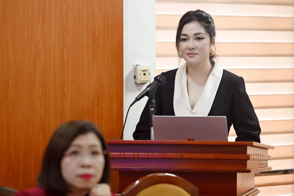 Hoa hậu từng sống trong nhà mái lá, nay ở trong căn biệt thự giữa Hà Nội, cuộc sống viên mãn, vừa nhận bằng Tiến sĩ Hoa hậu từng sống trong nhà mái lá, nay ở trong căn biệt thự giữa Hà Nội, cuộc sống viên mãn, vừa nhận bằng Tiến sĩ