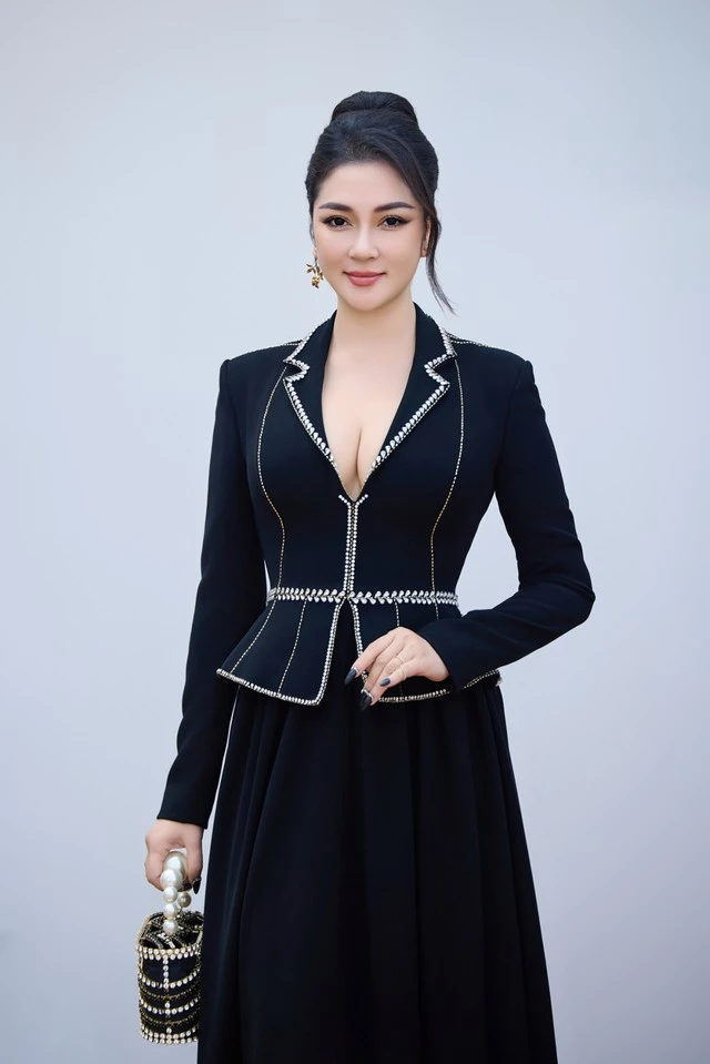 Hoa hậu từng sống trong nhà mái lá, nay ở trong căn biệt thự giữa Hà Nội, cuộc sống viên mãn, vừa nhận bằng Tiến sĩ Hoa hậu từng sống trong nhà mái lá, nay ở trong căn biệt thự giữa Hà Nội, cuộc sống viên mãn, vừa nhận bằng Tiến sĩ