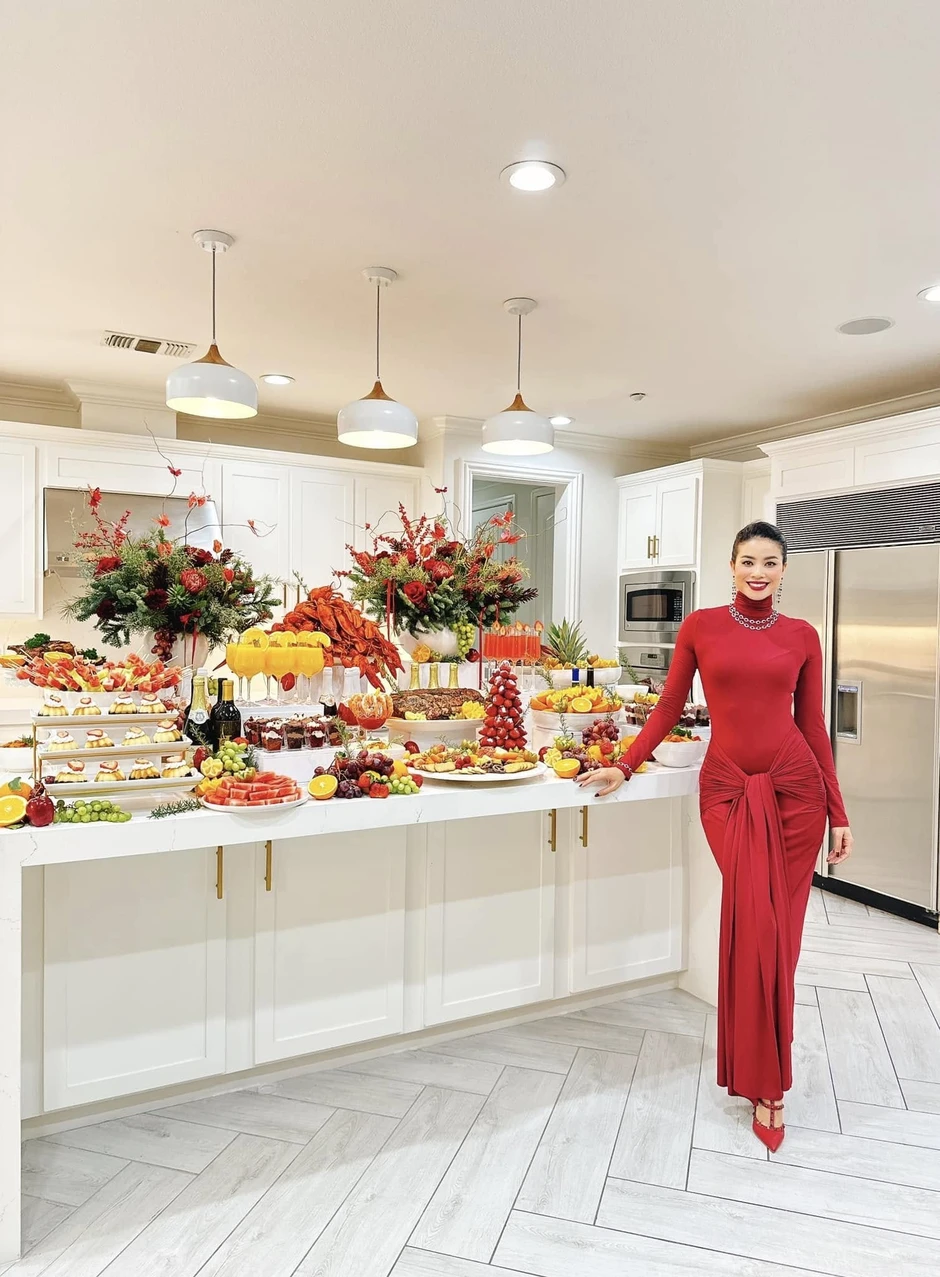 Hoa hậu Vbiz mở quán trà sữa ở đường Huỳnh Thúc Kháng, ngày khai trương bị nhóm người lạ tạt mắm tôm Hoa hậu Vbiz mở quán trà sữa ở đường Huỳnh Thúc Kháng, ngày khai trương bị nhóm người lạ tạt mắm tôm