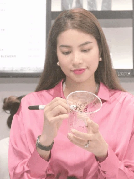 Hoa hậu Vbiz mở quán trà sữa ở đường Huỳnh Thúc Kháng, ngày khai trương bị nhóm người lạ tạt mắm tôm Hoa hậu Vbiz mở quán trà sữa ở đường Huỳnh Thúc Kháng, ngày khai trương bị nhóm người lạ tạt mắm tôm