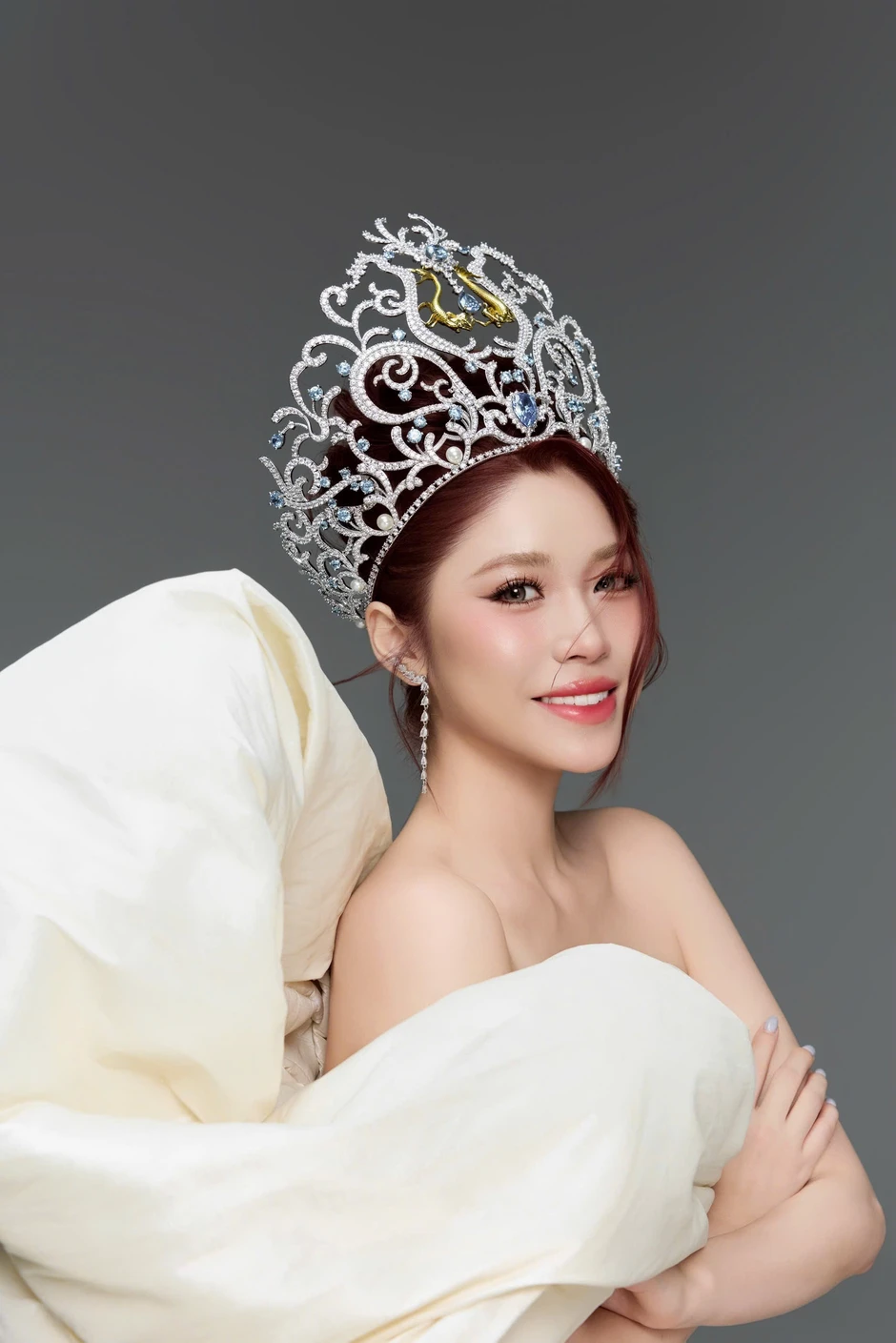 Hoa hậu Việt biết 4 thứ tiếng, tốt nghiệp loại xuất sắc đại học Mỹ sau một năm đội vương miện Hoa hậu Việt biết 4 thứ tiếng, tốt nghiệp loại xuất sắc đại học Mỹ sau một năm đội vương miện
