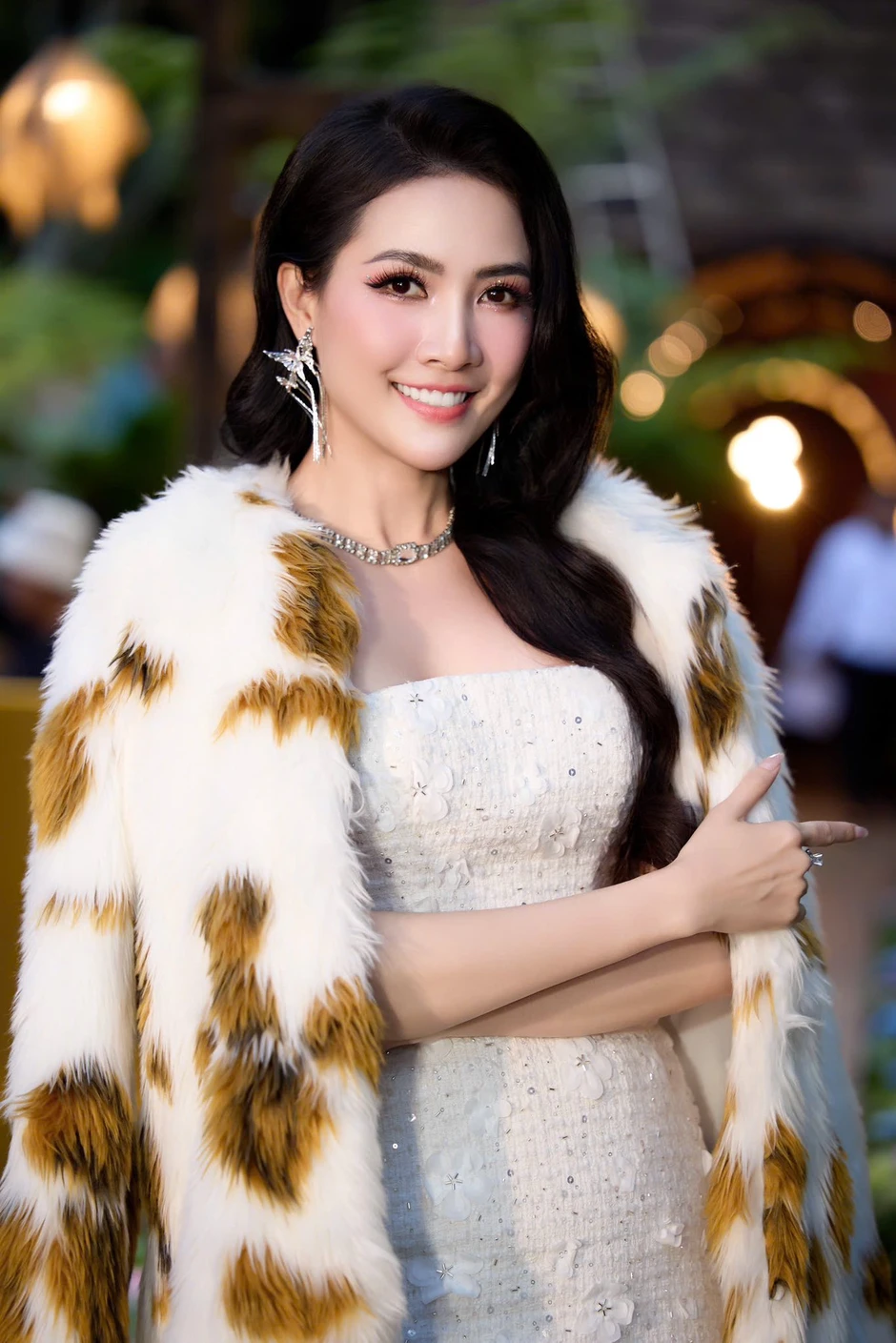 Hoa hậu Việt làm phó chủ tịch ở tuổi U40, đẹp gợi cảm, xây biệt thự tiền tỷ nhưng không giỏi kiếm chồng Hoa hậu Việt làm phó chủ tịch ở tuổi U40, đẹp gợi cảm, xây biệt thự tiền tỷ nhưng không giỏi kiếm chồng