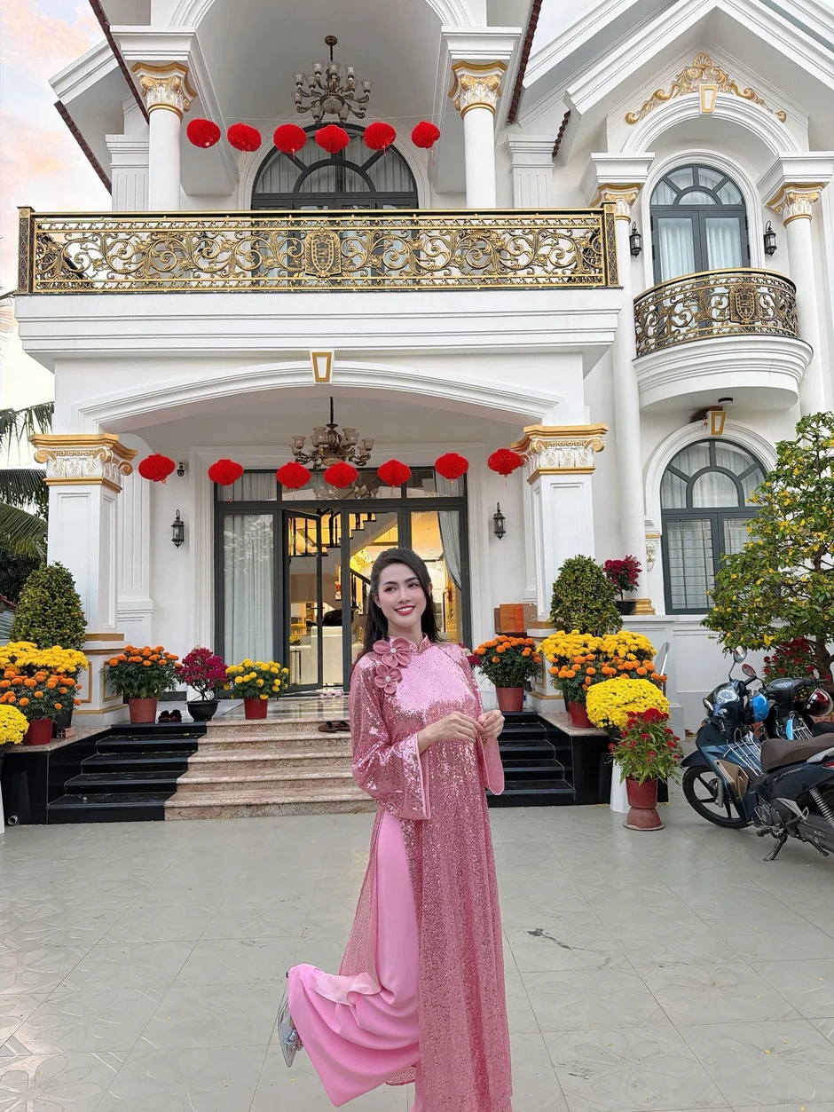 Hoa hậu Việt làm phó chủ tịch ở tuổi U40, đẹp gợi cảm, xây biệt thự tiền tỷ nhưng không giỏi kiếm chồng Hoa hậu Việt làm phó chủ tịch ở tuổi U40, đẹp gợi cảm, xây biệt thự tiền tỷ nhưng không giỏi kiếm chồng