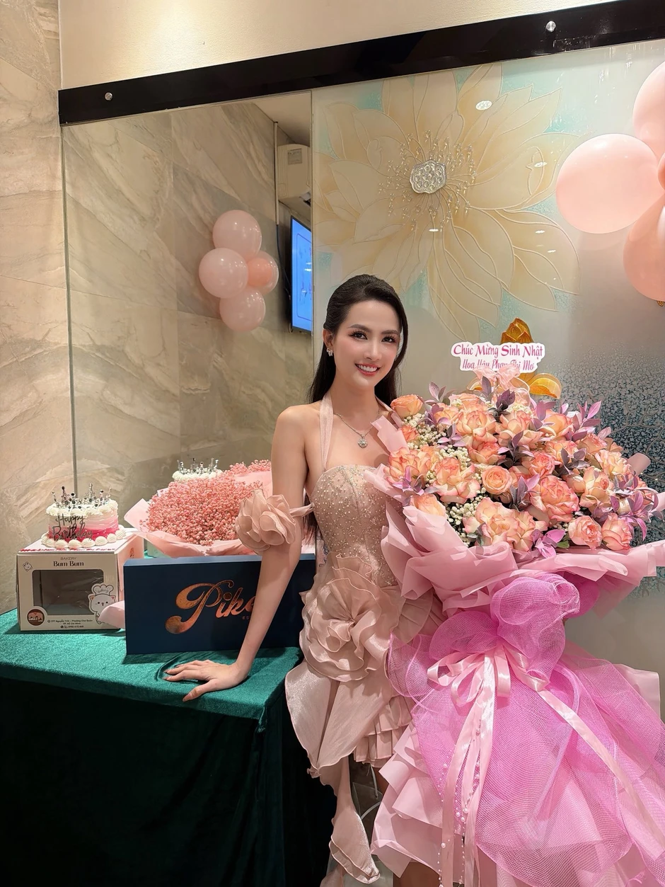 Hoa hậu Việt làm phó chủ tịch ở tuổi U40, đẹp gợi cảm, xây biệt thự tiền tỷ nhưng không giỏi kiếm chồng Hoa hậu Việt làm phó chủ tịch ở tuổi U40, đẹp gợi cảm, xây biệt thự tiền tỷ nhưng không giỏi kiếm chồng