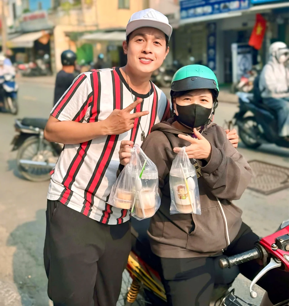 Hòa Hiệp bán cà phê vỉa hè: "Tôi không ngửa tay xin tiền, có gì mà xấu hổ?" Hòa Hiệp bán cà phê vỉa hè: "Tôi không ngửa tay xin tiền, có gì mà xấu hổ?"