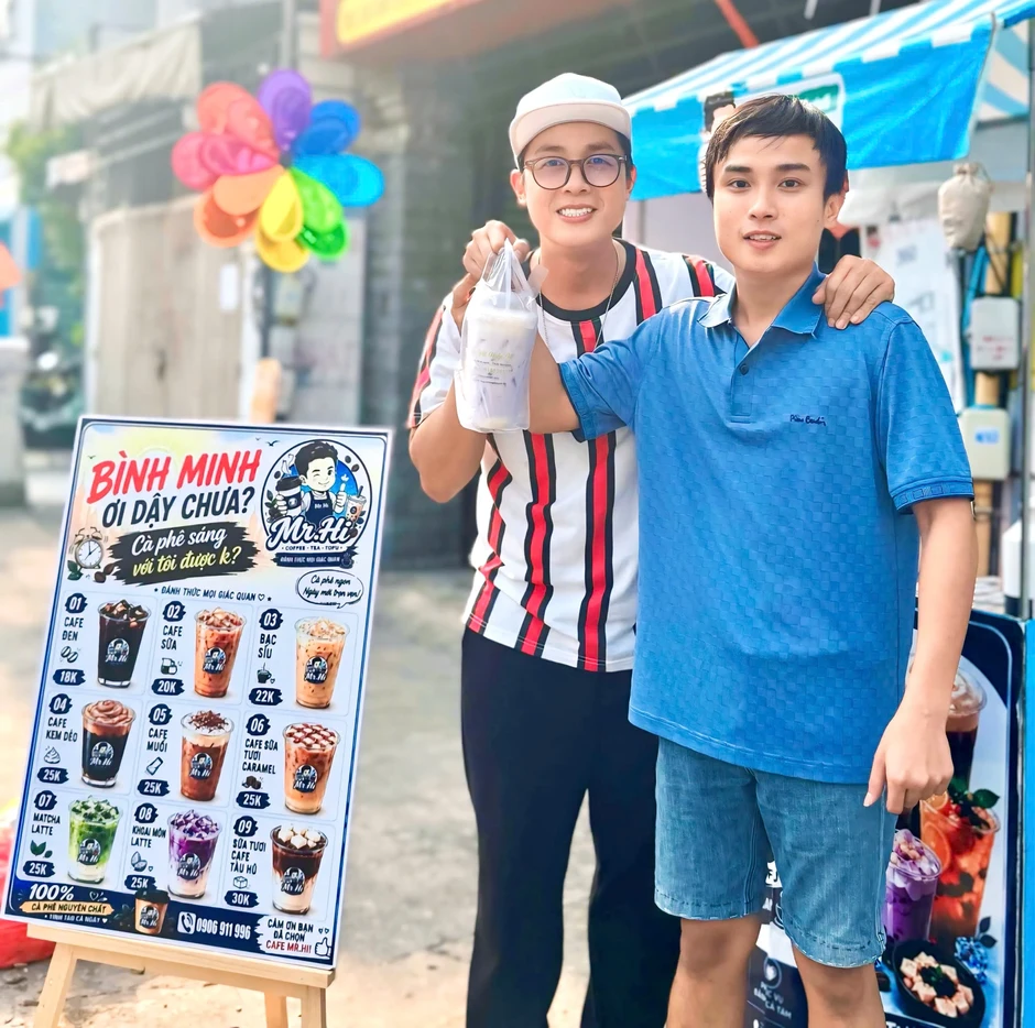 Hòa Hiệp bán cà phê vỉa hè: "Tôi không ngửa tay xin tiền, có gì mà xấu hổ?" Hòa Hiệp bán cà phê vỉa hè: "Tôi không ngửa tay xin tiền, có gì mà xấu hổ?"