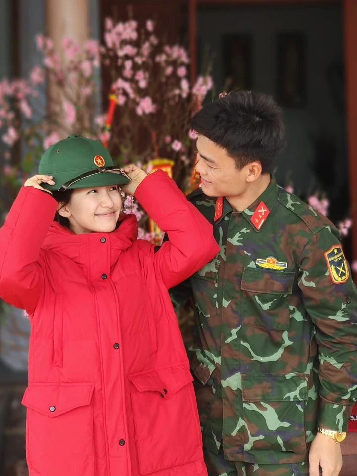 Hòa Minzy: Đại úy Thăng Văn Cương đã sang nhà xin cưới tôi! Hòa Minzy: Đại úy Thăng Văn Cương đã sang nhà xin cưới tôi!