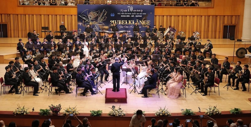 Hòa nhạc quy tụ 111 nghệ sĩ kèn-gõ, bùng nổ bởi những “Giai điệu hân hoan” Hòa nhạc quy tụ 111 nghệ sĩ kèn-gõ, bùng nổ bởi những “Giai điệu hân hoan”