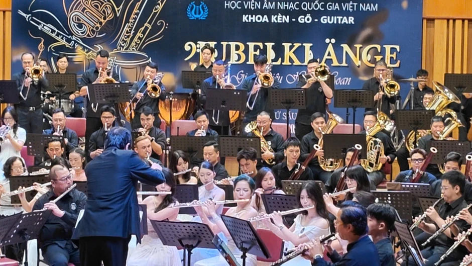 Hòa nhạc quy tụ 111 nghệ sĩ kèn-gõ, bùng nổ bởi những “Giai điệu hân hoan” Hòa nhạc quy tụ 111 nghệ sĩ kèn-gõ, bùng nổ bởi những “Giai điệu hân hoan”