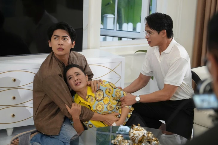 Hoài An hóa mẹ kế 'hai mặt' trong Giữ lấy tình yêu Hoài An hóa mẹ kế 'hai mặt' trong Giữ lấy tình yêu