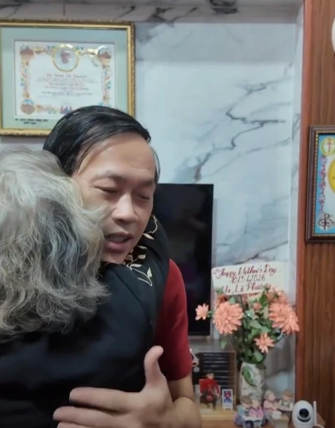 Hoài Linh về nhà mẹ ruột