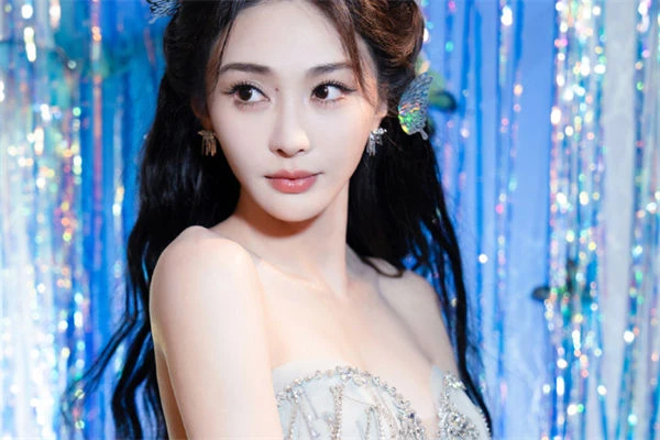 Hoảng hốt không nhận ra trai đẹp gen Z sau khi có con với nữ đại gia 1 đời chồng Hoảng hốt không nhận ra trai đẹp gen Z sau khi có con với nữ đại gia 1 đời chồng