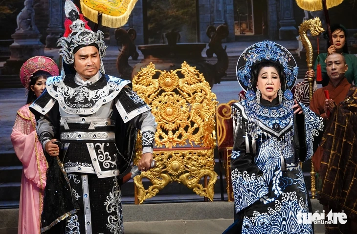 Hoàng Nhất tái ngộ khán giả trong Thái hậu Dương Vân Nga Hoàng Nhất tái ngộ khán giả trong Thái hậu Dương Vân Nga