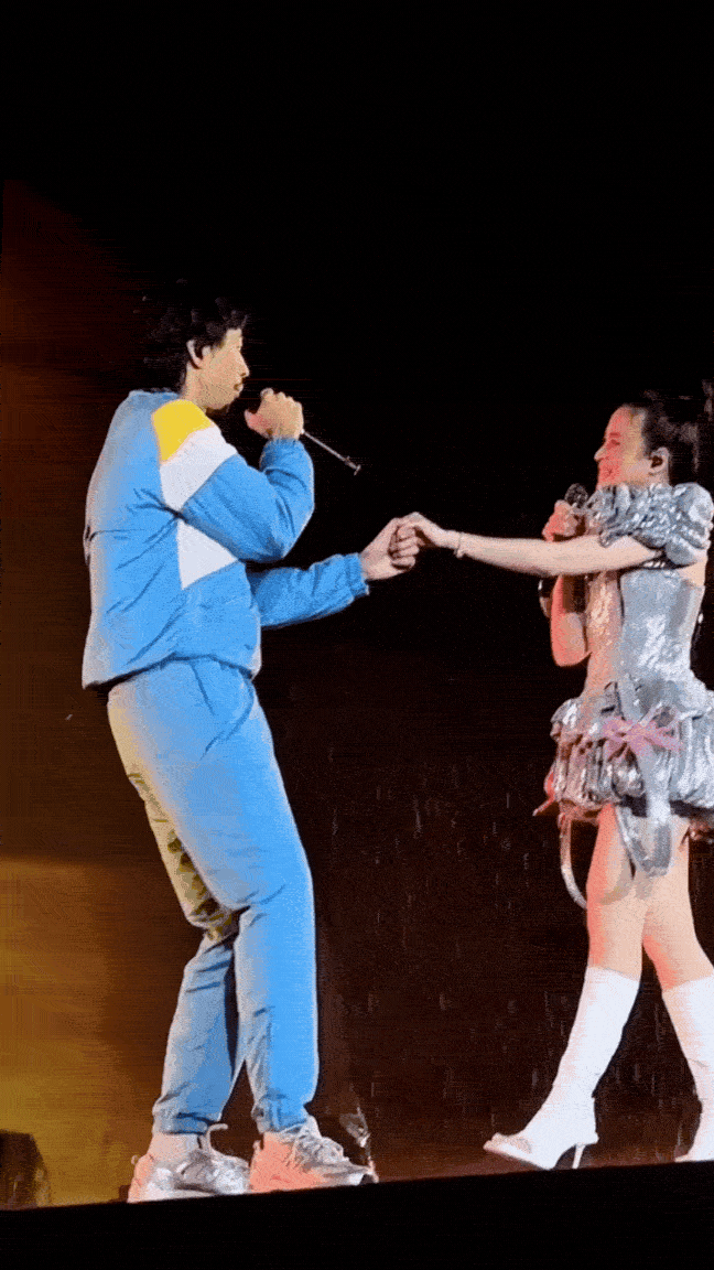 Hoàng Thuỳ Linh cứ ở gần Đen Vâu là thế này đây Hoàng Thuỳ Linh cứ ở gần Đen Vâu là thế này đây