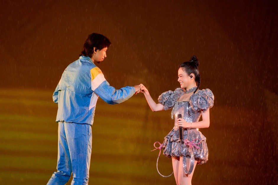Hoàng Thuỳ Linh cứ ở gần Đen Vâu là thế này đây Hoàng Thuỳ Linh cứ ở gần Đen Vâu là thế này đây