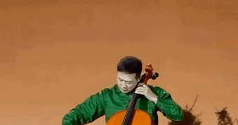 Hoàng tử cello tái xuất: MC nổi tiếng khắp Việt Nam là thủ khoa Nhạc viện, cứ lên sân khấu khắc "hóa thần"