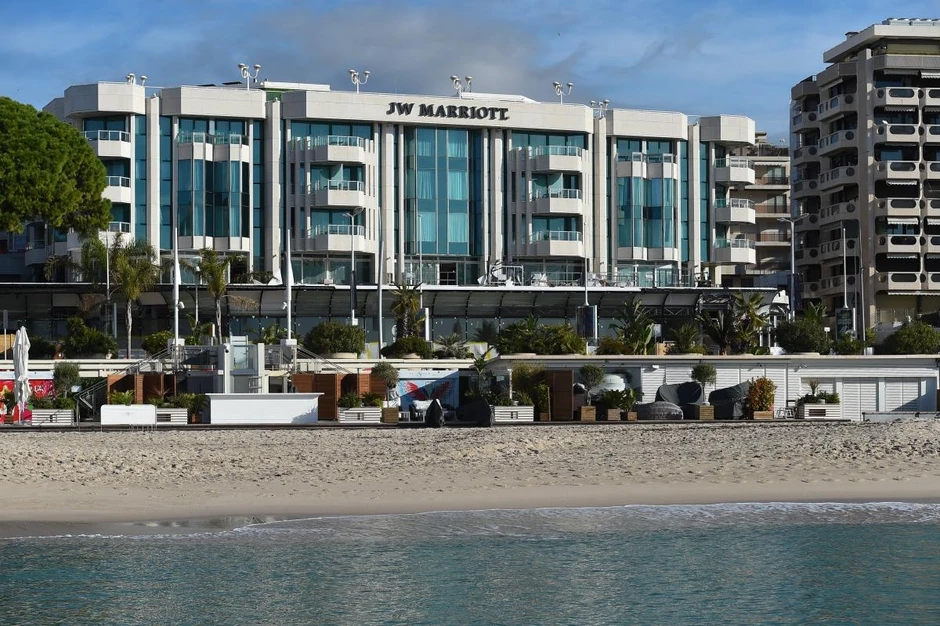 Hỗn loạn tại Cannes: Khách sạn 5 sao tổ chức tiệc khai mạc bất ngờ rung lắc dữ dội, hàng loạt sao hạng A tháo chạy thoát thân Hỗn loạn tại Cannes: Khách sạn 5 sao tổ chức tiệc khai mạc bất ngờ rung lắc dữ dội, hàng loạt sao hạng A tháo chạy thoát thân