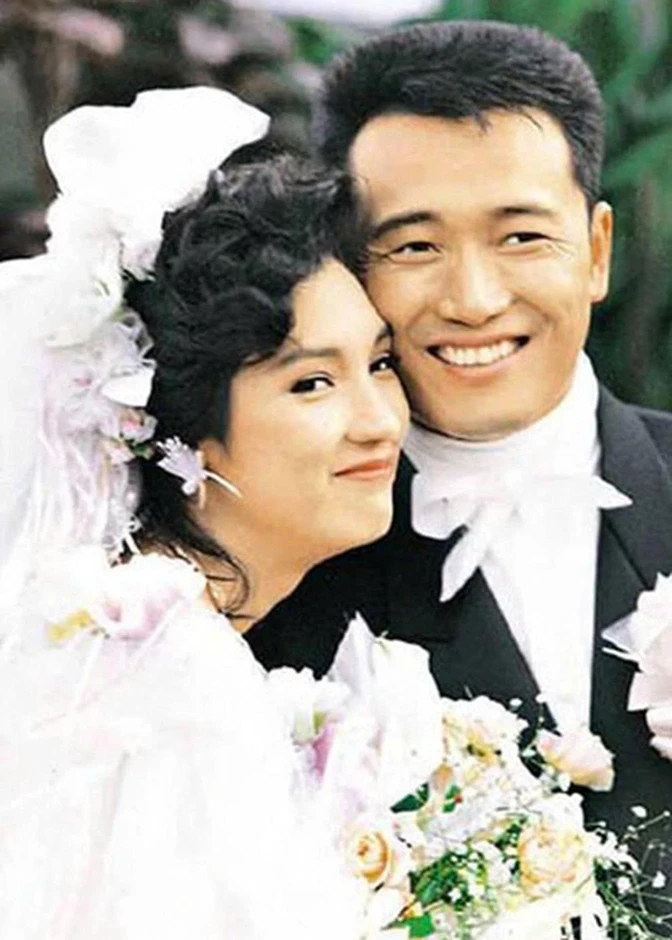 Hôn nhân bền chặt 36 năm của 'hổ tướng' Miêu Kiều Vỹ và vợ minh tinh Hôn nhân bền chặt 36 năm của 'hổ tướng' Miêu Kiều Vỹ và vợ minh tinh