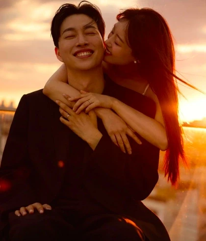 Hôn nhân cổ tích của nữ ca sĩ xinh đẹp Hàn Quốc và YouTuber ngồi xe lăn Hôn nhân cổ tích của nữ ca sĩ xinh đẹp Hàn Quốc và YouTuber ngồi xe lăn