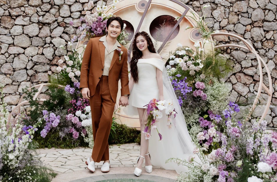 Hôn nhân ngọt ngào bình yên của "trai đẹp showbiz" bên "mỹ nhân VFC" Hôn nhân ngọt ngào bình yên của "trai đẹp showbiz" bên "mỹ nhân VFC"