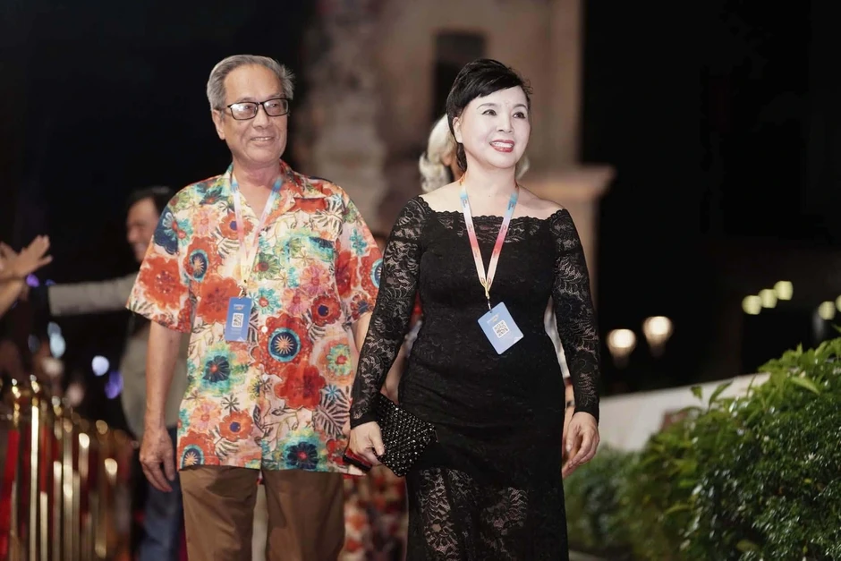 Hôn nhân tròn 4 thập kỷ của Lan Hương “Em bé Hà Nội” và NSƯT Tất Bình Hôn nhân tròn 4 thập kỷ của Lan Hương “Em bé Hà Nội” và NSƯT Tất Bình