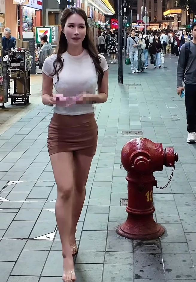 Hot girl hứng 'gạch đá' vì lột nội y phản cảm trên phố Hot girl hứng 'gạch đá' vì lột nội y phản cảm trên phố