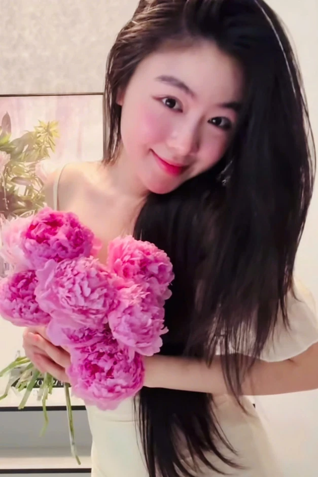 Hot girl Lọ Lem khoe tài “cầm kỳ thi họa”, video 1 phút hút triệu lượt xem Hot girl Lọ Lem khoe tài “cầm kỳ thi họa”, video 1 phút hút triệu lượt xem